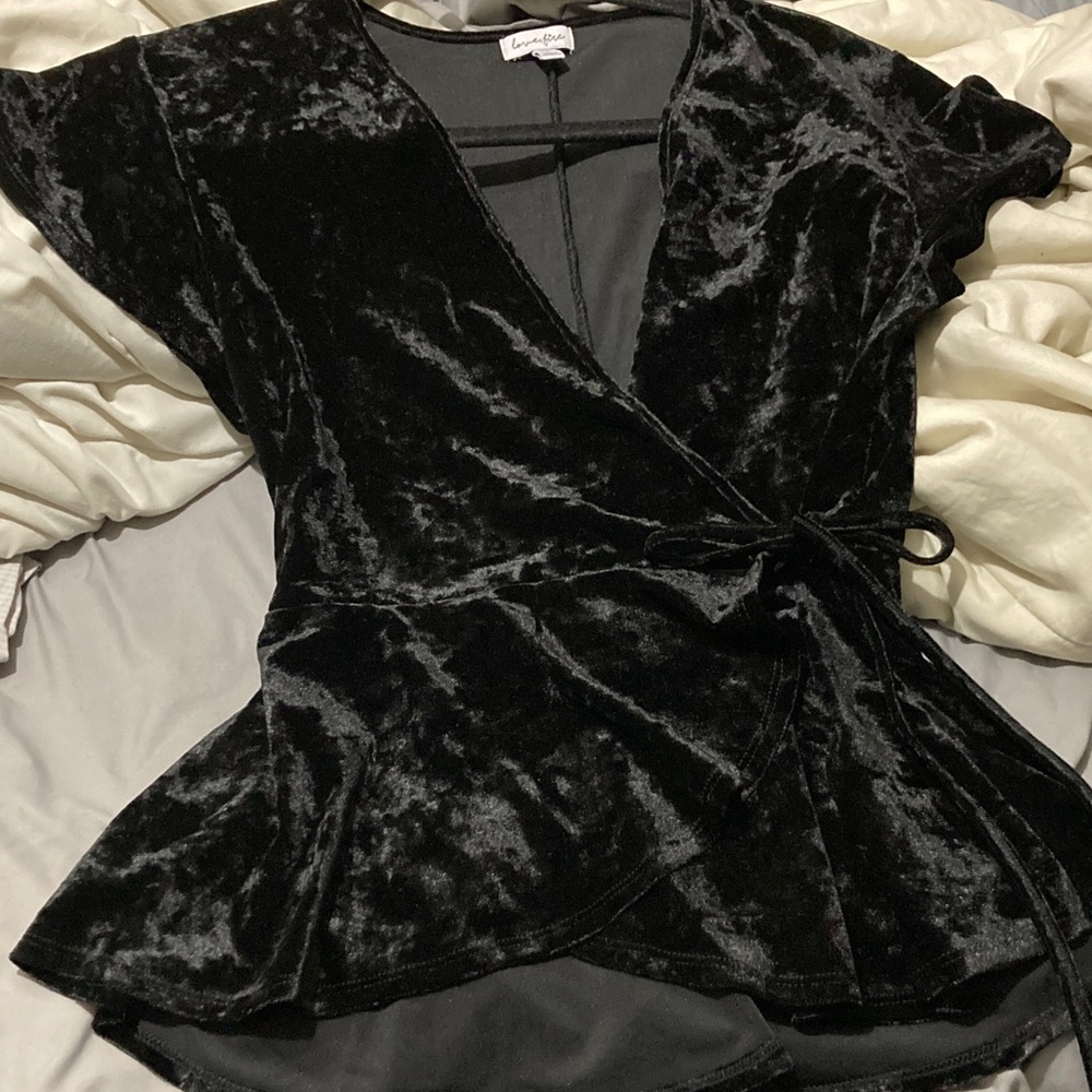 🎁free w purchase NWOT flutter sleeve tie waist formal Black Velvet Wrap Blouse M